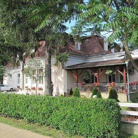 Goecsej Palatinus Etterem Es Panzio Aparthotel Zalaegerszeg Exteriör bild