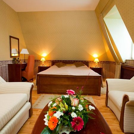 Goecsej Palatinus Etterem Es Panzio Aparthotel Zalaegerszeg Rum bild