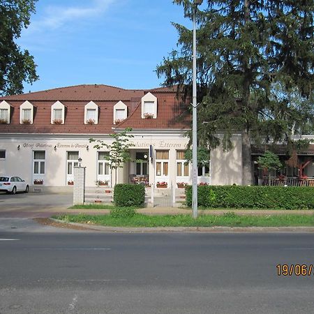 Goecsej Palatinus Etterem Es Panzio Aparthotel Zalaegerszeg Exteriör bild