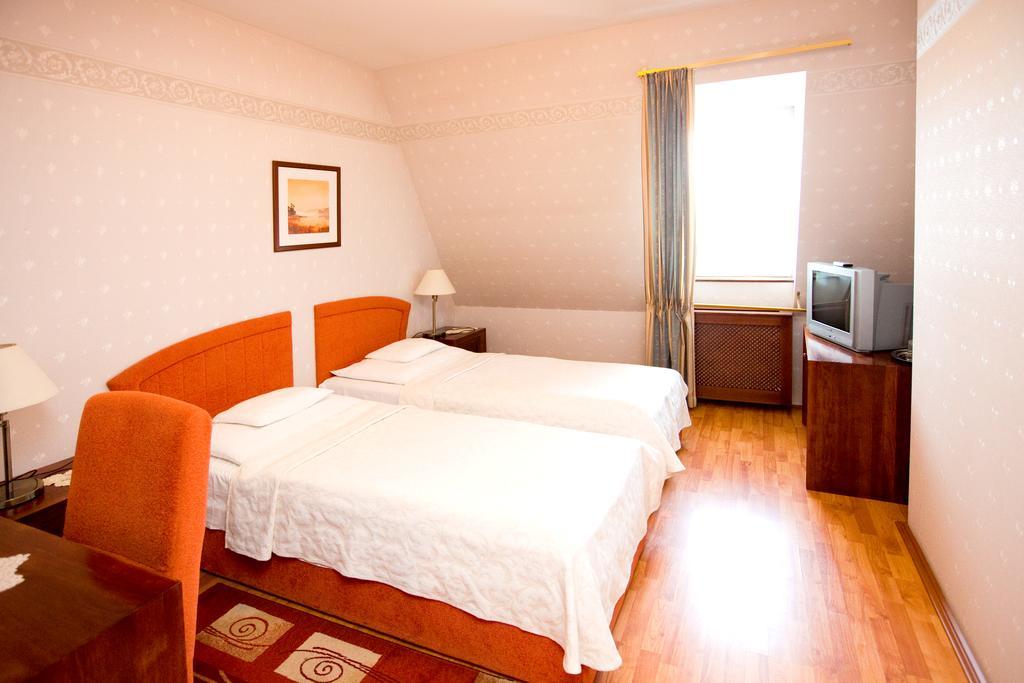 Goecsej Palatinus Etterem Es Panzio Aparthotel Zalaegerszeg Rum bild