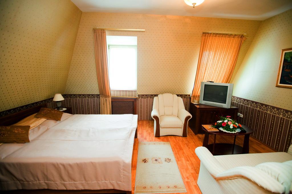 Goecsej Palatinus Etterem Es Panzio Aparthotel Zalaegerszeg Rum bild