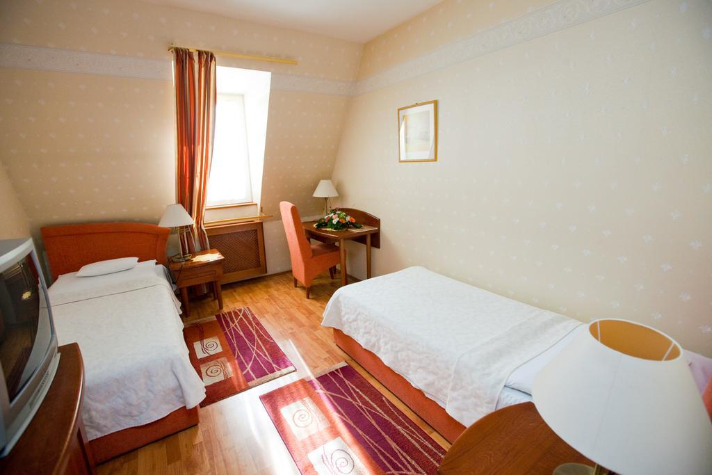 Goecsej Palatinus Etterem Es Panzio Aparthotel Zalaegerszeg Rum bild