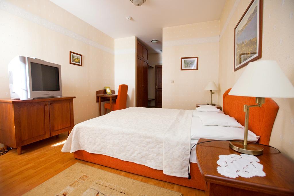 Goecsej Palatinus Etterem Es Panzio Aparthotel Zalaegerszeg Rum bild
