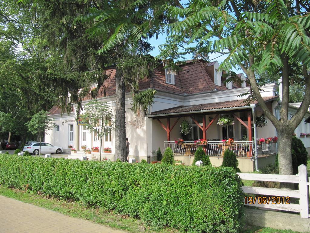 Goecsej Palatinus Etterem Es Panzio Aparthotel Zalaegerszeg Exteriör bild