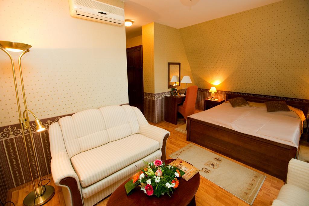 Goecsej Palatinus Etterem Es Panzio Aparthotel Zalaegerszeg Rum bild