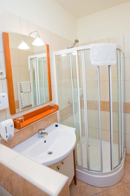 Goecsej Palatinus Etterem Es Panzio Aparthotel Zalaegerszeg Rum bild