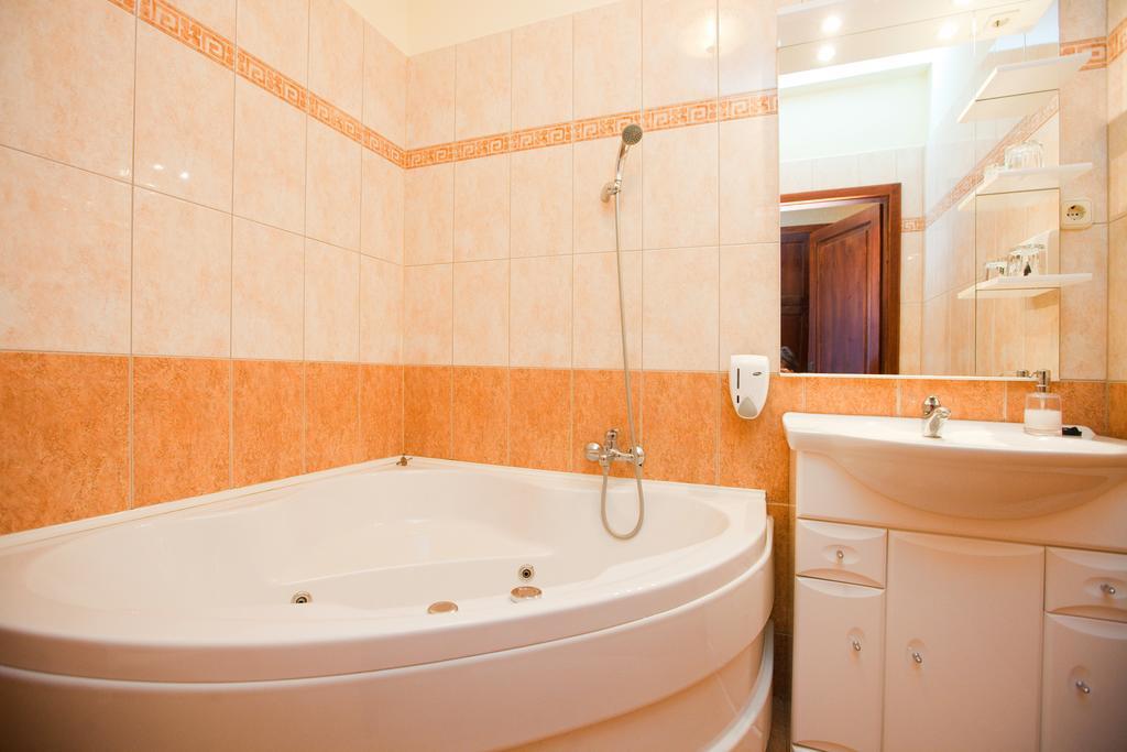 Goecsej Palatinus Etterem Es Panzio Aparthotel Zalaegerszeg Rum bild