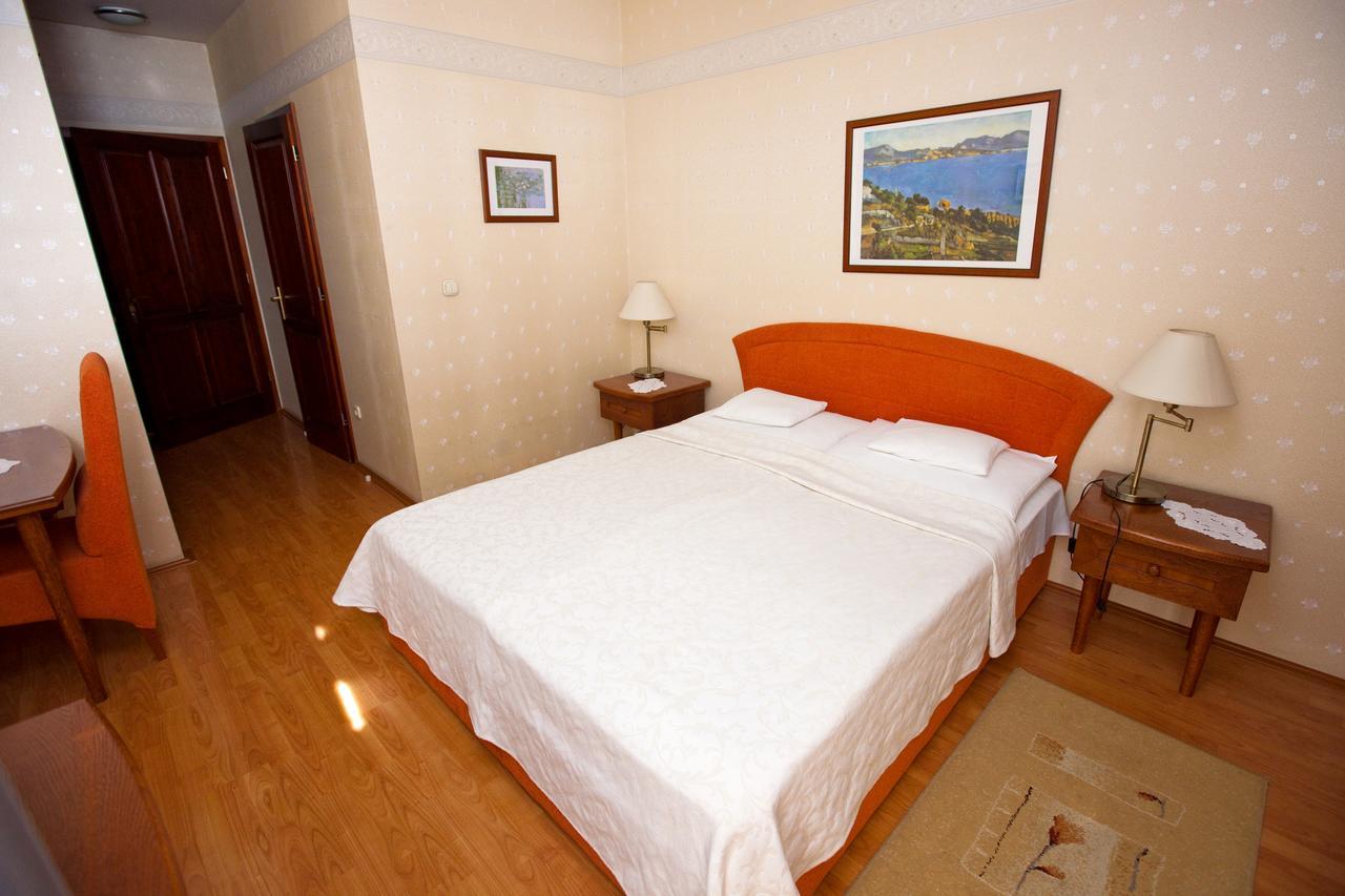 Goecsej Palatinus Etterem Es Panzio Aparthotel Zalaegerszeg Exteriör bild